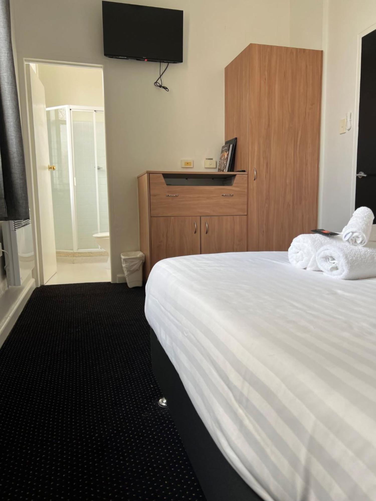 Star Bar Cafe & 3* Launceston